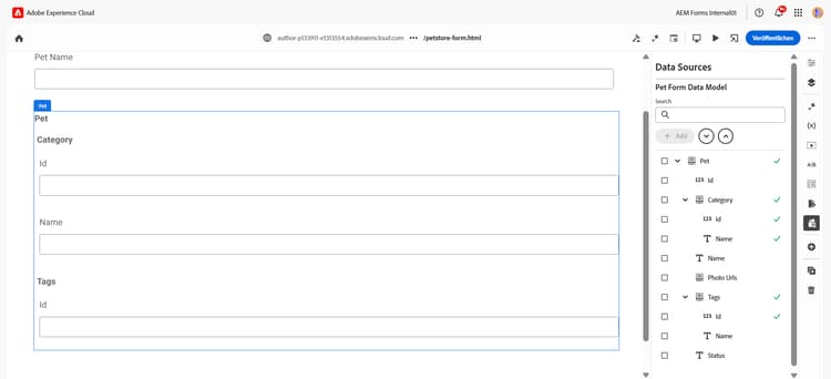 Screenshot des universellen Editors mit einem Nicht-Schemaformular, das durch Ziehen und Ablegen von Datenelementen von der Registerkarte „Data Source“ in die Formularstruktur erstellt wird