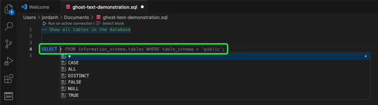 Der VS Code-Editor zeigt einen schwach grauen Textvorschlag von GitHub Copilot als Ghost-Text neben teilweise eingegebenem Code an.