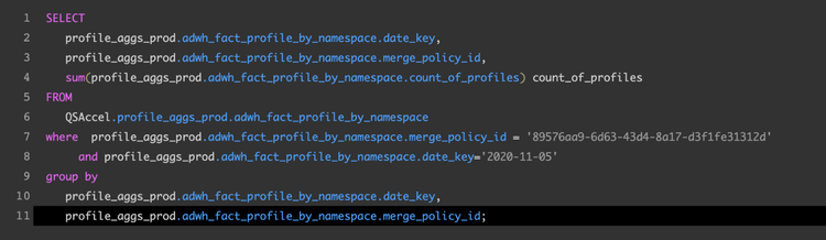 Eine SQL-Anweisung im Abfrage-Editor, in der die Syntaxfarbhervorhebung veranschaulicht ist.