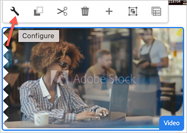 Imagen del recurso de vídeo seleccionado con una flecha que señala al icono Configurar y que se representa como una llave inglesa. en la barra de herramientas