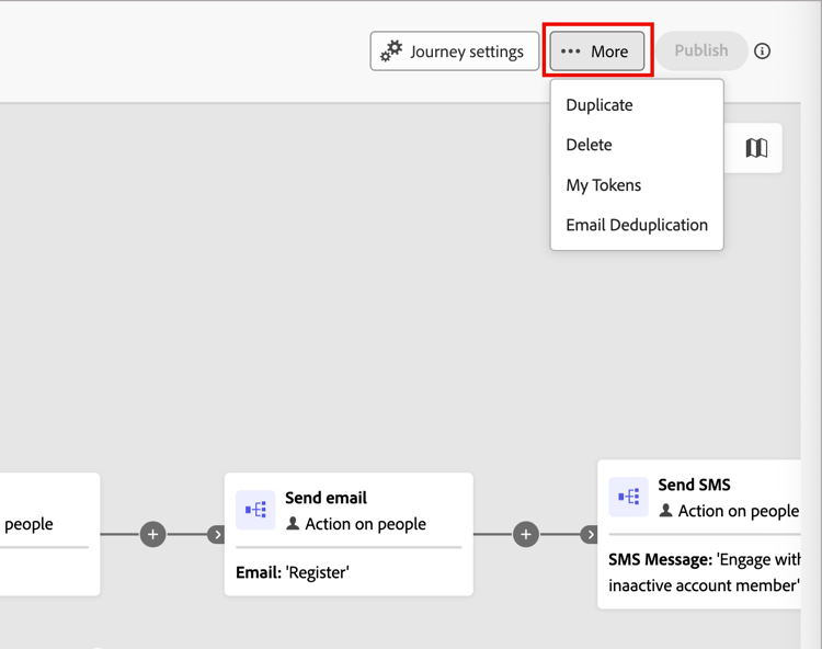 Espacio de trabajo de Recorrido con menú Más expandido que muestra la opción Deduplicación de correo electrónico