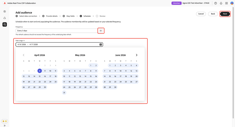 Agregue el flujo de trabajo de audiencia en el paso "Programar", que muestra la lista desplegable Frecuencia establecida en un intervalo recurrente y un selector de intervalo de fechas de calendario con las fechas de inicio y finalización resaltadas. "Siguiente" está visible en la esquina superior derecha.
