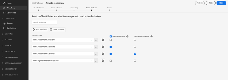 Image montrant les attributs recommandés préremplis à l’étape de mappage du workflow d’activation de l’audience.