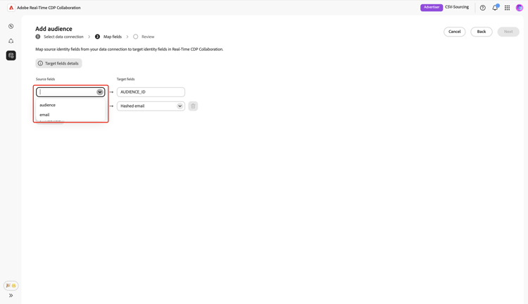 Liste déroulante pour mapper un champ d’identité source de vos données d’audience CSV au champ cible dans Collaboration.
