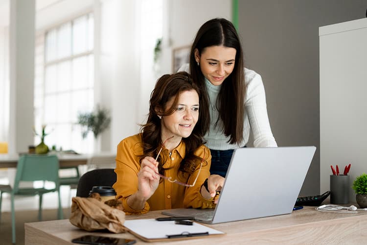 personne travaillant sur un ordinateur portable