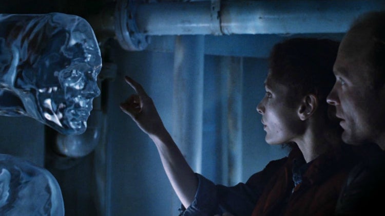 James Cameron의 The Abyss에서 Mary Mastrantonio가 CGI 물 촉수를 만지기 위해 손을 뻗는 장면
