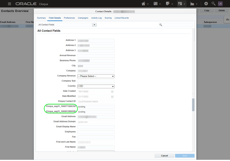 Captura de tela da interface do usuário do Oracle Eloqua mostrando a página Detalhes do Contato com o campo de contato personalizado criado com o nome do público-alvo.