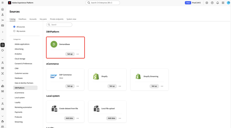 O catálogo de origens com o cartão Demandbase e sua opção Configurar realçada na categoria DB1Platform.