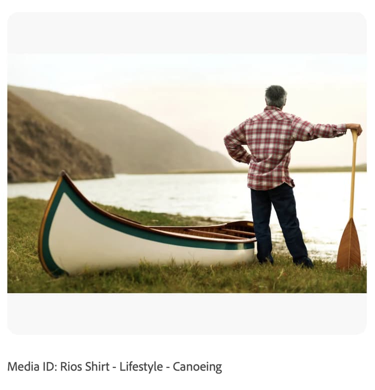 pessoa de pé com canoa