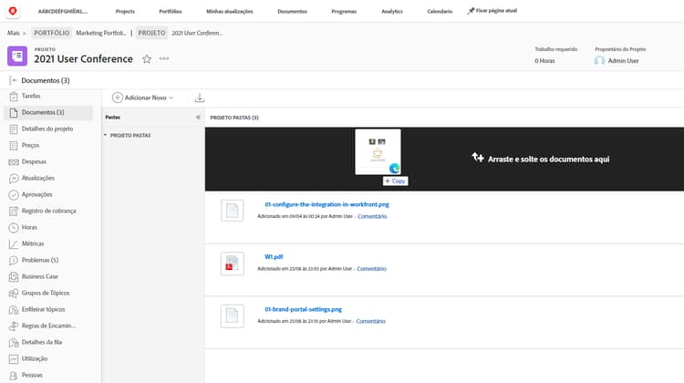 Uma imagem da área Documentos em um projeto do Workfront com o cursor sobre a lista de documentos e a mensagem Arraste e solte documentos aqui visível.