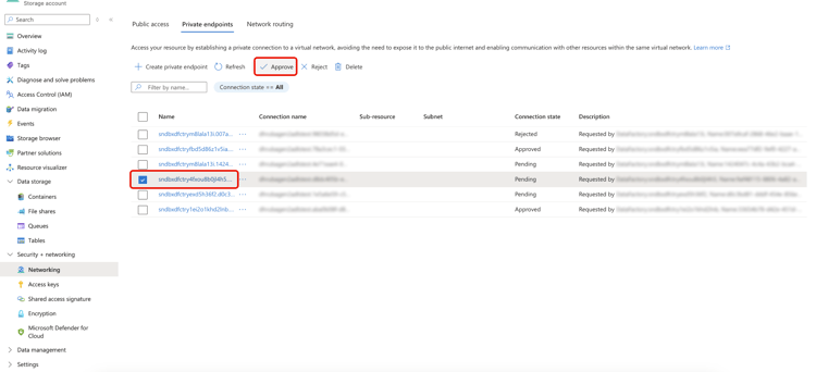 Azure门户显示等待审批的待处理专用终结点列表。
