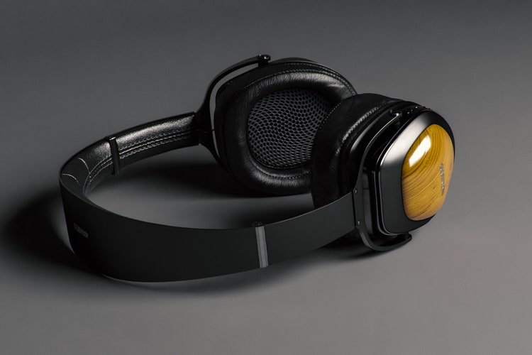 使 3D 耳機機型發亮的去背燈範例
